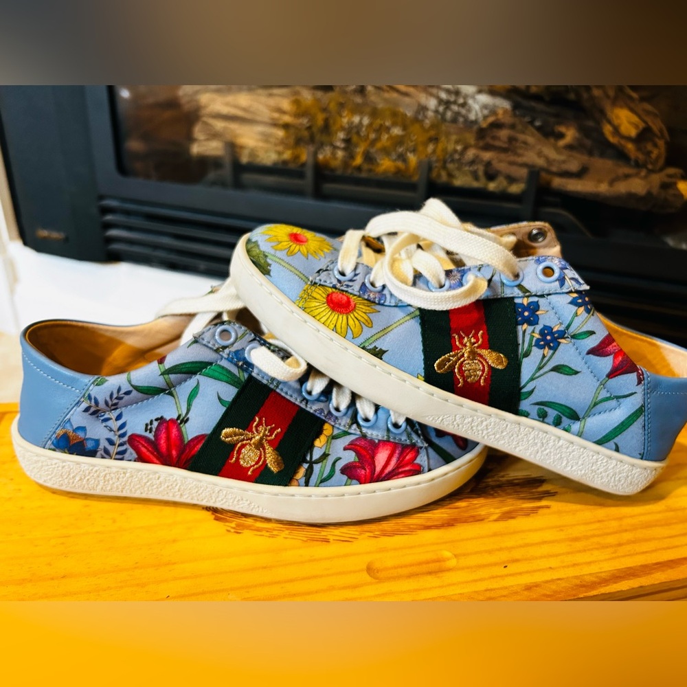 Gucci Sneakers with the bee